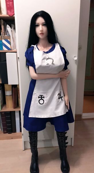 Full set Alice Mcgee cosplay.
Dress+necklace+boots and custom made wig.

She couldn't hold the knife, it was too big and heavy :(
